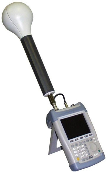 Schwarzbeck FSH3D Isotropic H-field Antenna Attached to a Handheld Spectrum Analyser
